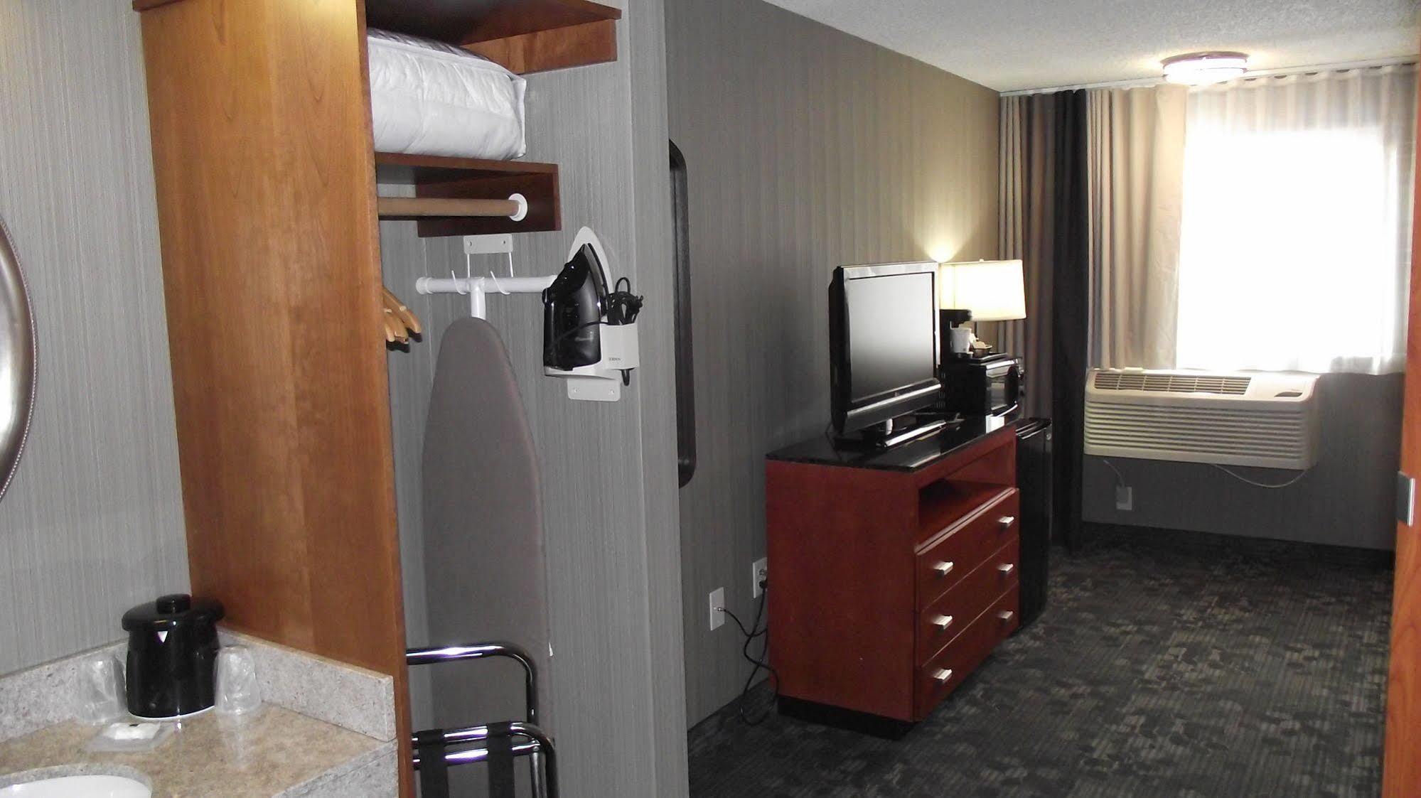 Country & By Radisson, Delta Park North Portland