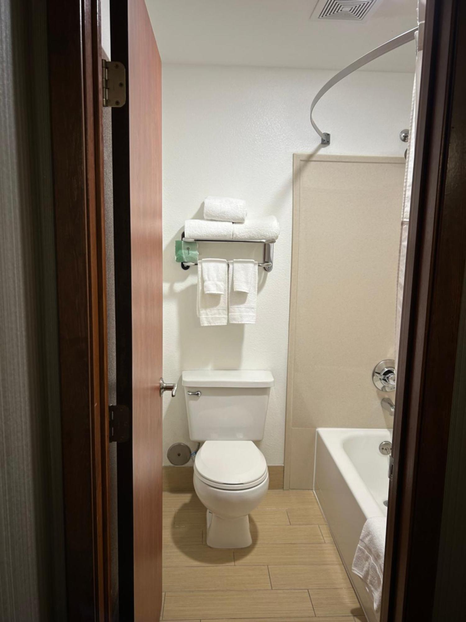 Hotel Country & By Radisson, Delta Park North 3*