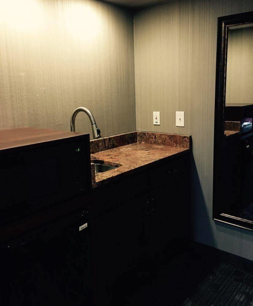 Hotel Country & By Radisson, Delta Park North