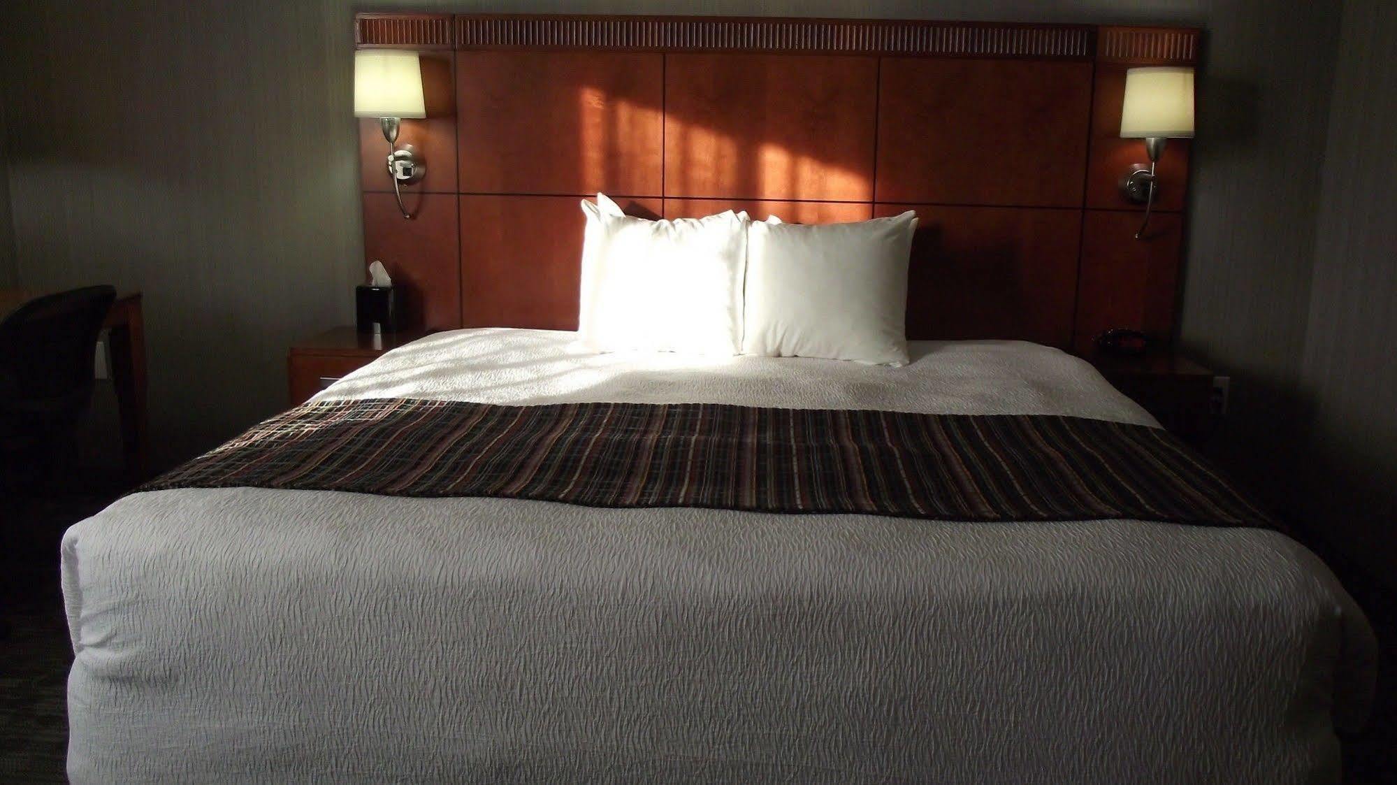 Country & By Radisson, Delta Park North Portland