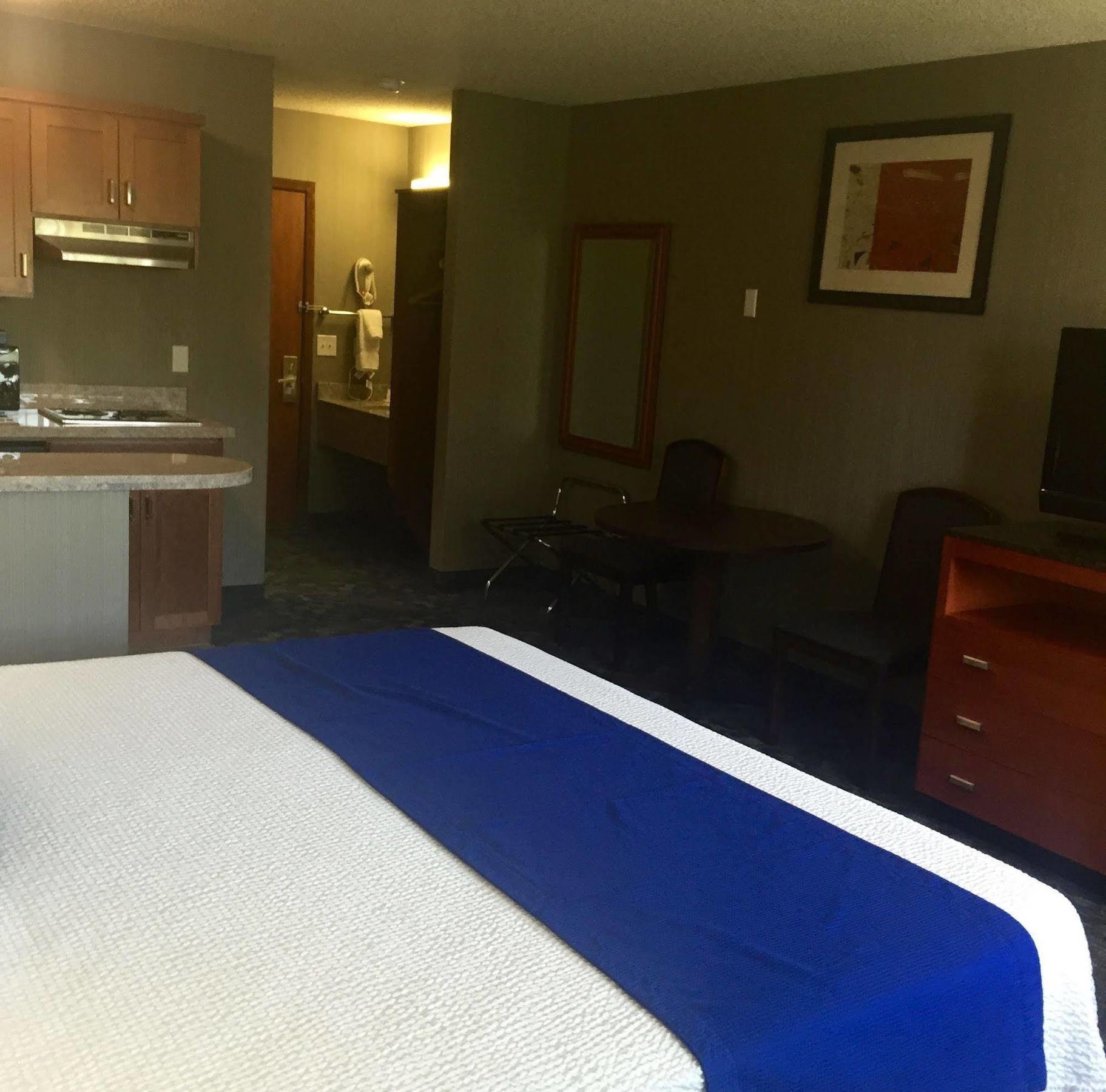 Country & By Radisson, Delta Park North